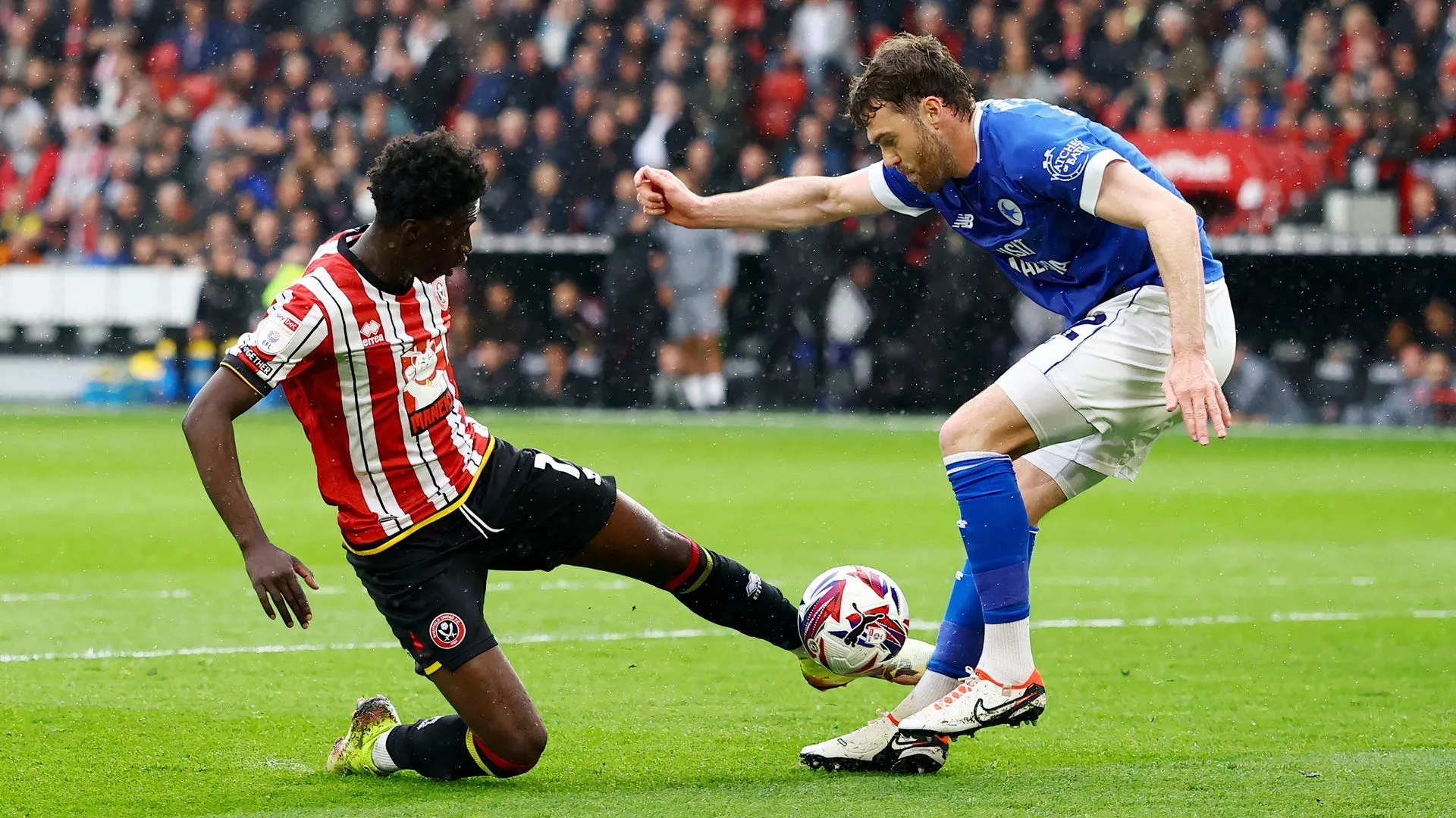 Jesurun Rak-Sakyi (trái) và Callum Chambers của Southampton, minh họa cho việc điều chỉnh đội hình.