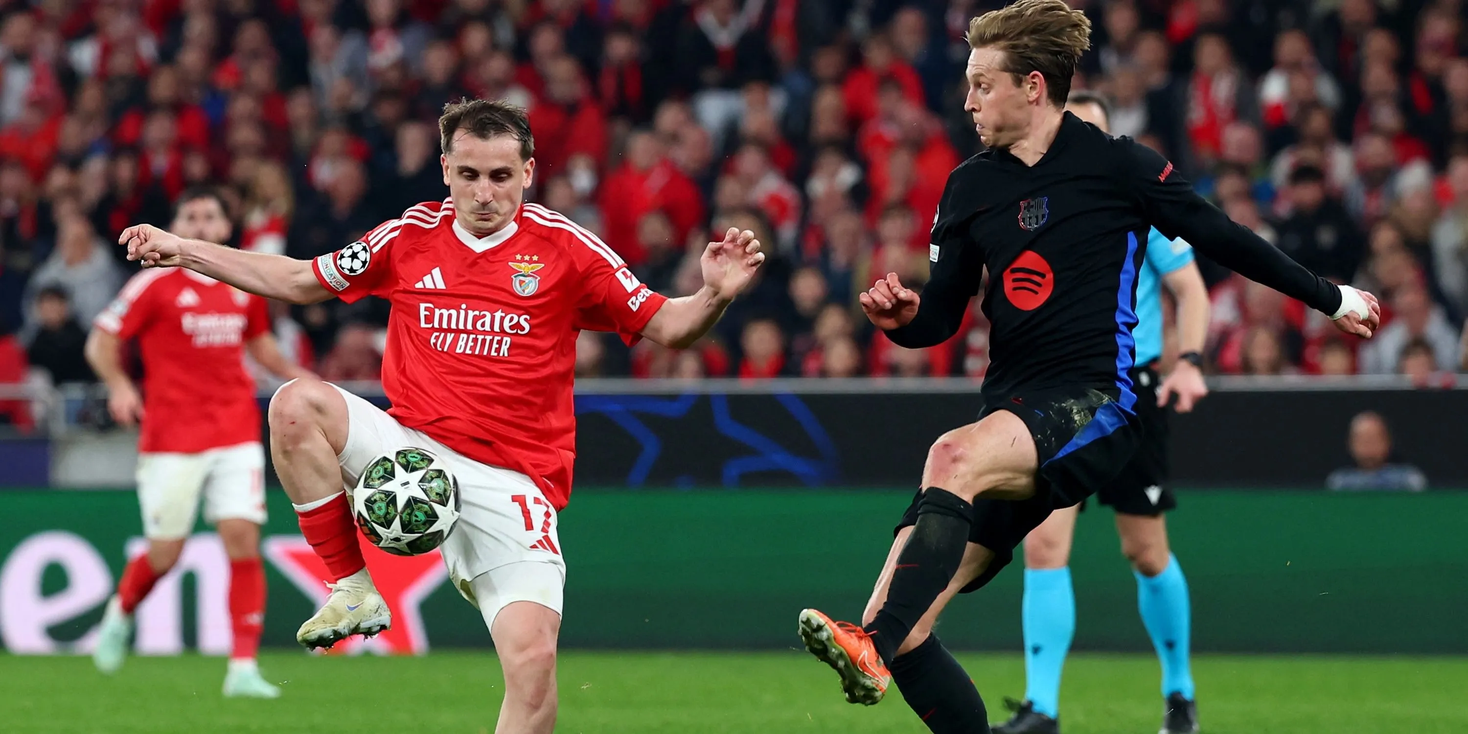 Kerem Akturkoglu (Benfica) tranh bóng với Frenkie de Jong (Barcelona)