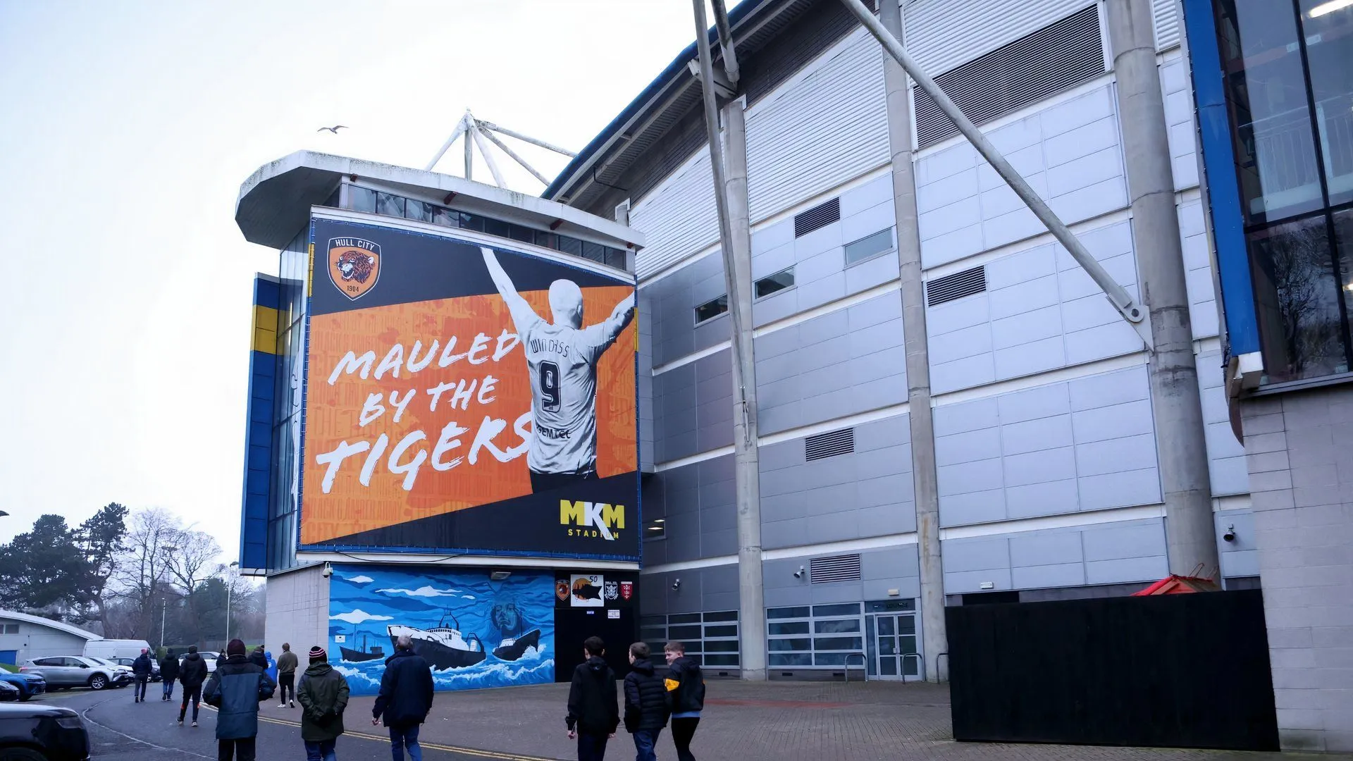 Khung cảnh bên trong sân vận động MKM của Hull City, gần khu vực sông nước.