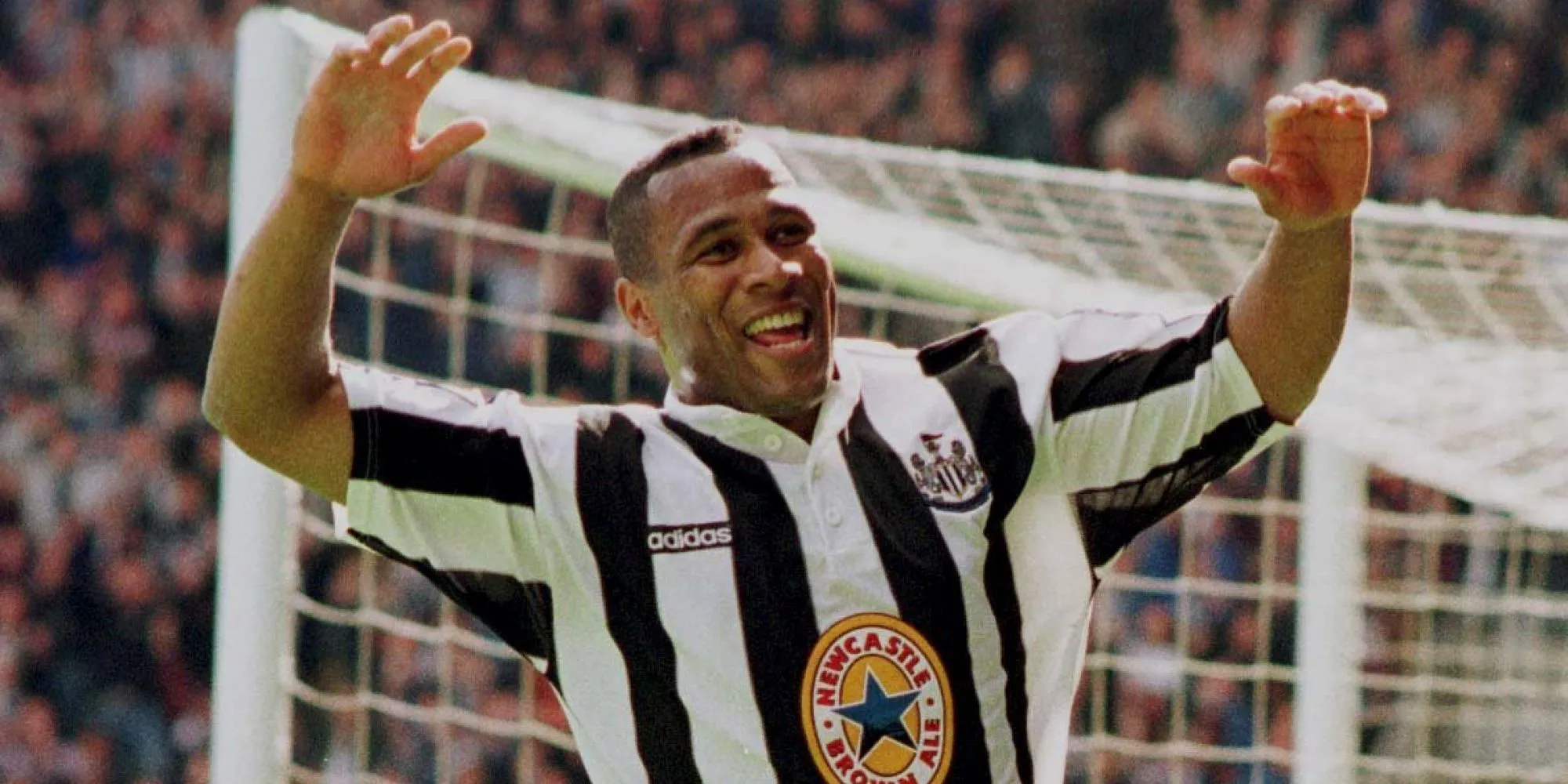 Les Ferdinand ăn mừng bàn thắng