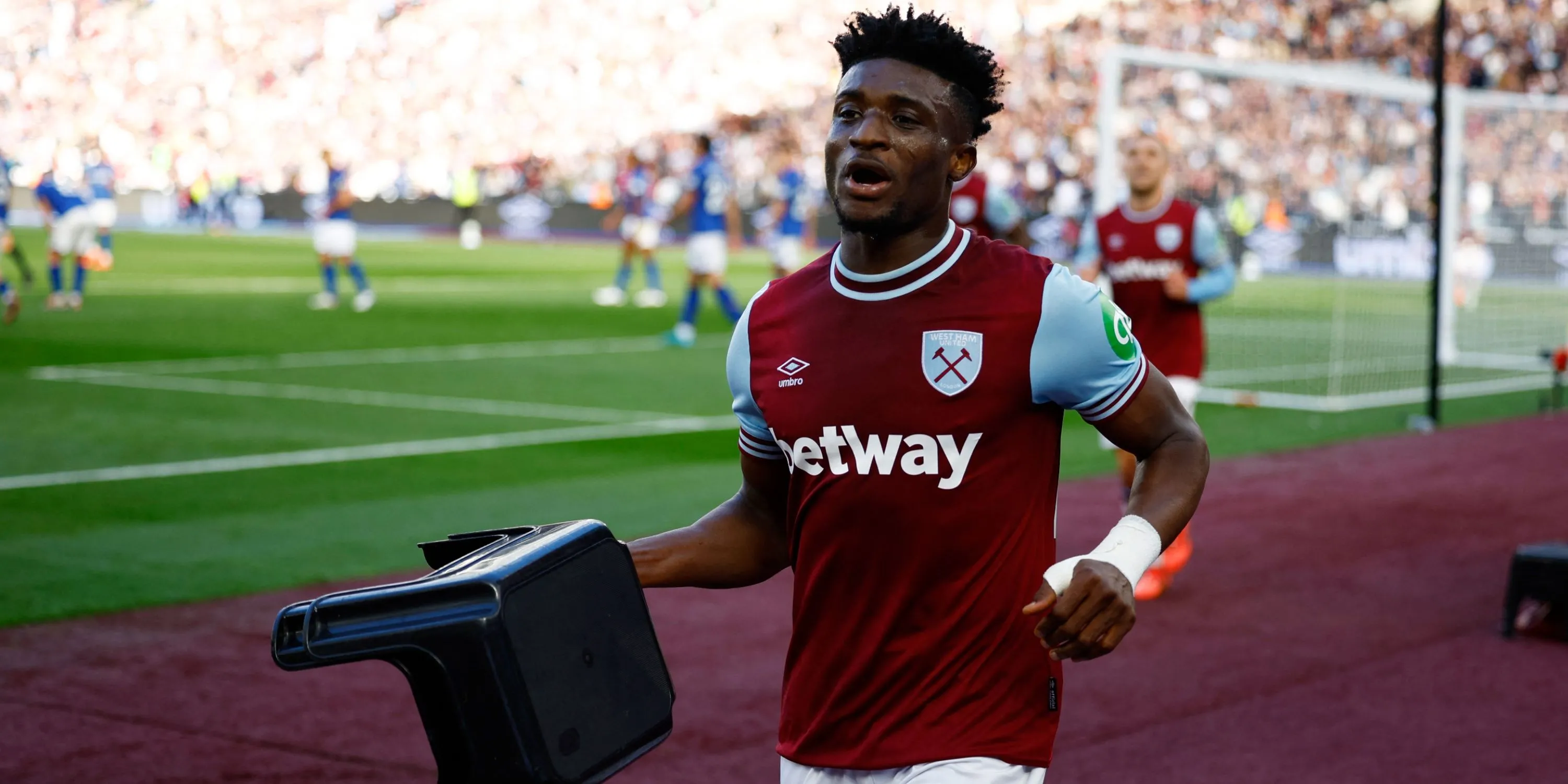Mohammed Kudus ăn mừng bàn thắng cho West Ham, thể hiện phong độ bùng nổ