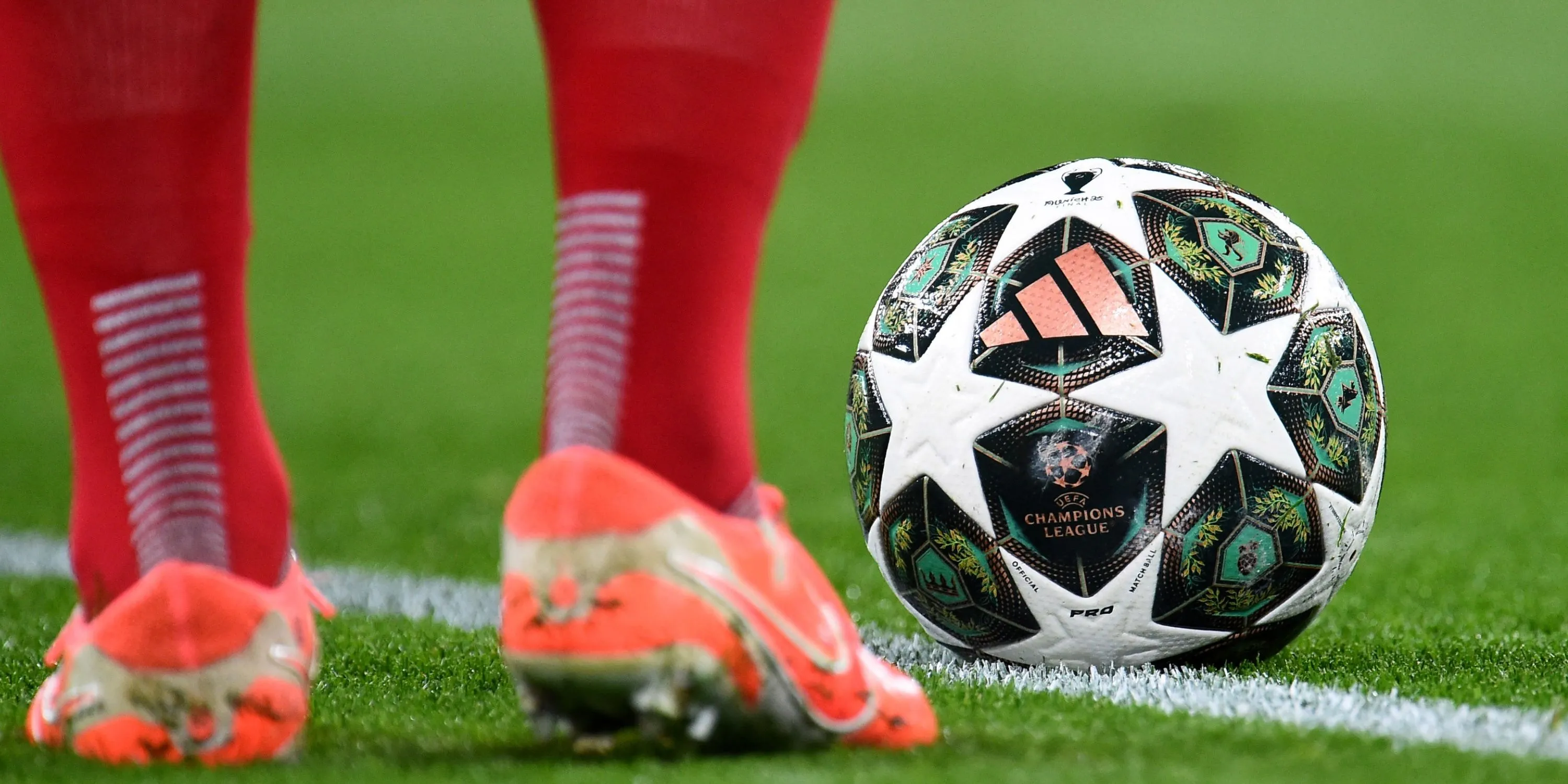 Quả bóng Champions League, biểu tượng áp lực tài chính Chelsea
