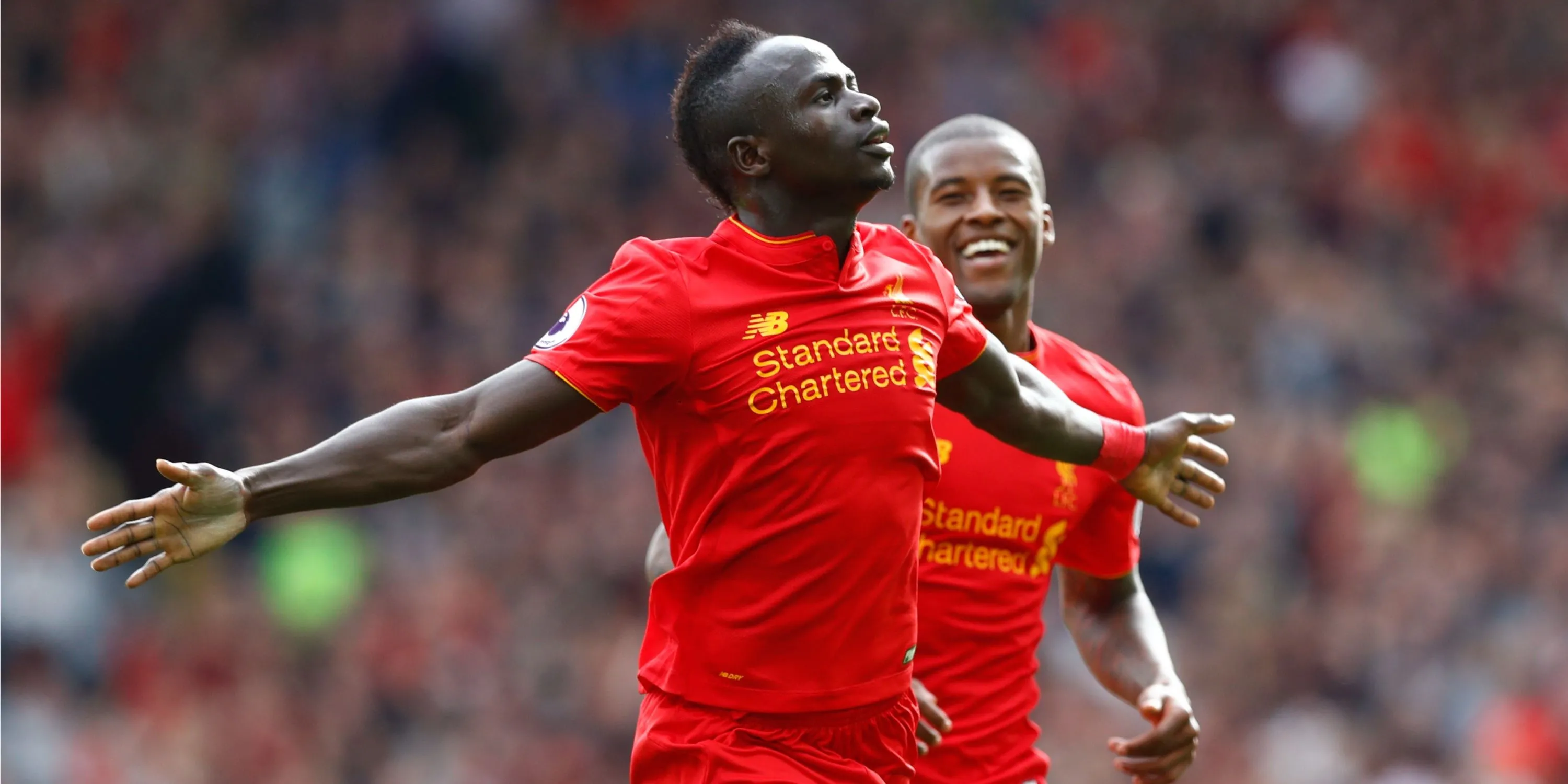 Sadio Mane và Georginio Wijnaldum ăn mừng bàn thắng cho Liverpool