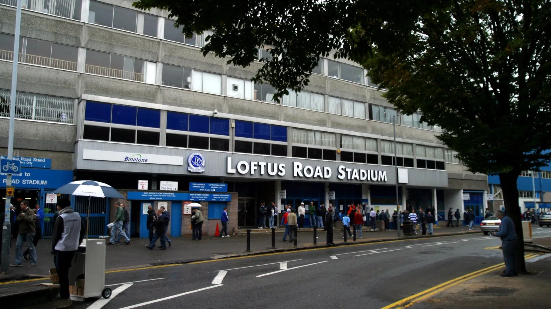 Sân vận động Loftus Road của QPR, nổi tiếng với không khí cổ điển và khán đài gần sân.