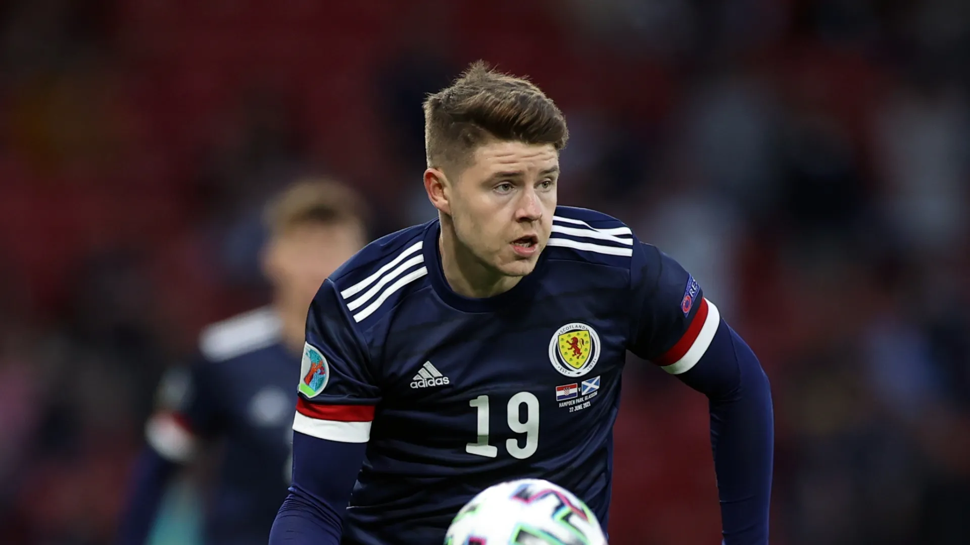 Tiền đạo Kevin Nisbet trong màu áo đội tuyển Scotland, chuẩn bị trở lại và tìm kiếm cơ hội ở Millwall