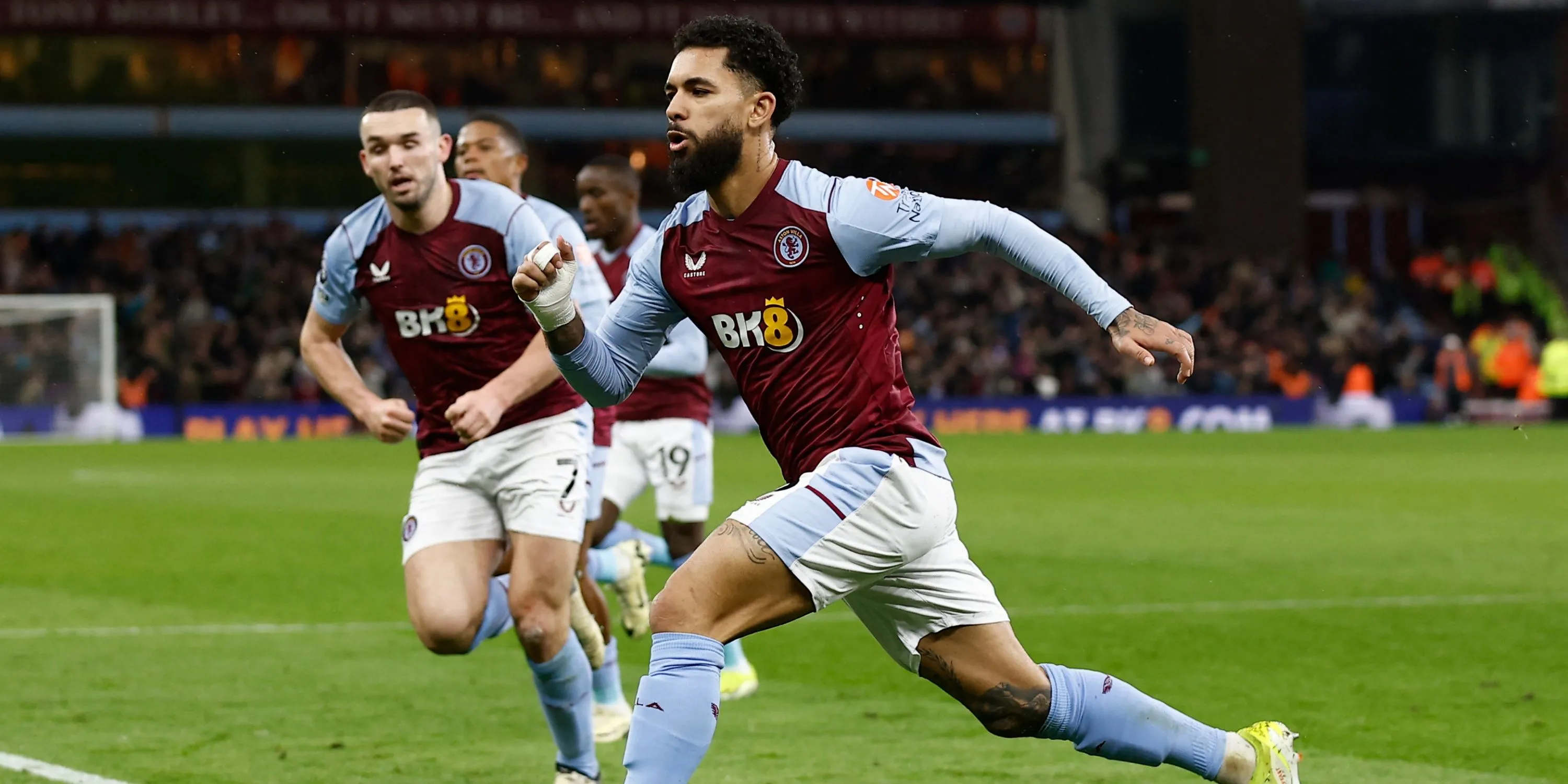 Tiền vệ Douglas Luiz của Juventus