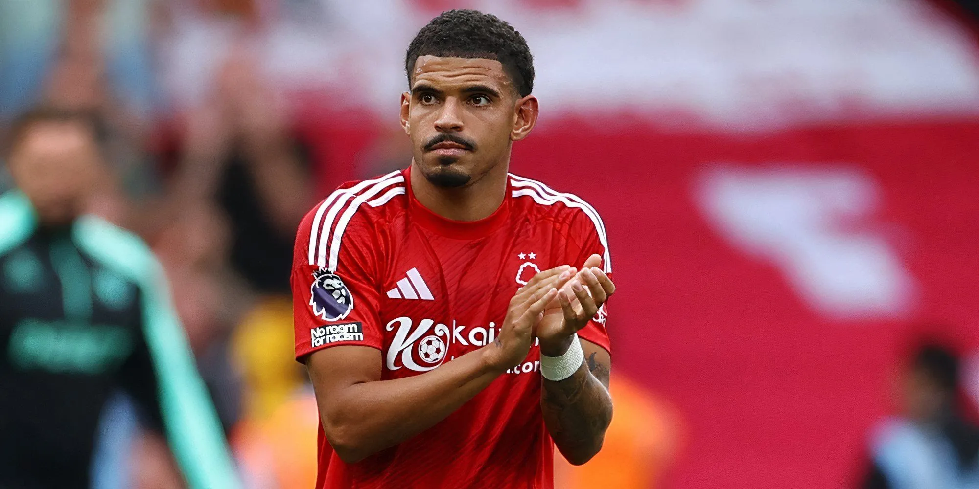 Tiền vệ Morgan Gibbs-White của Nottingham Forest trên sân