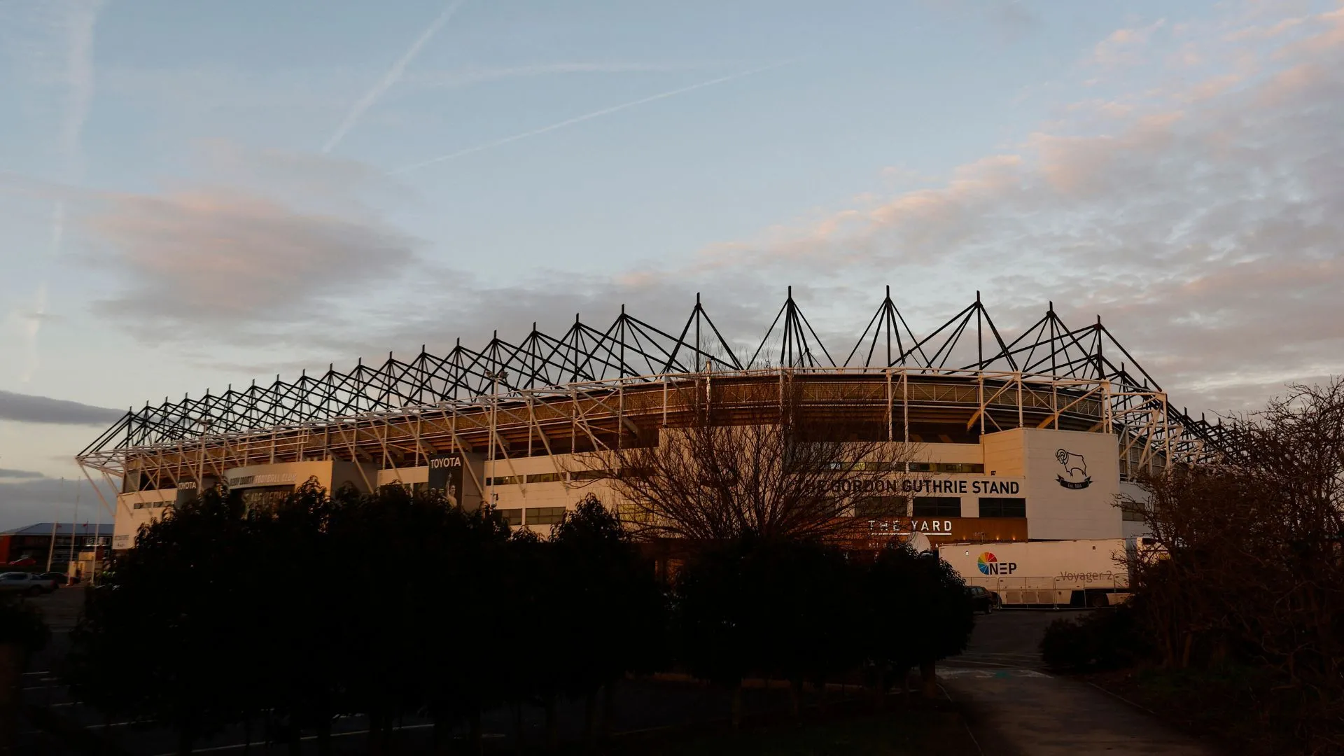 Toàn cảnh bên ngoài sân Pride Park, sân nhà của Derby County, một công trình hiện đại.