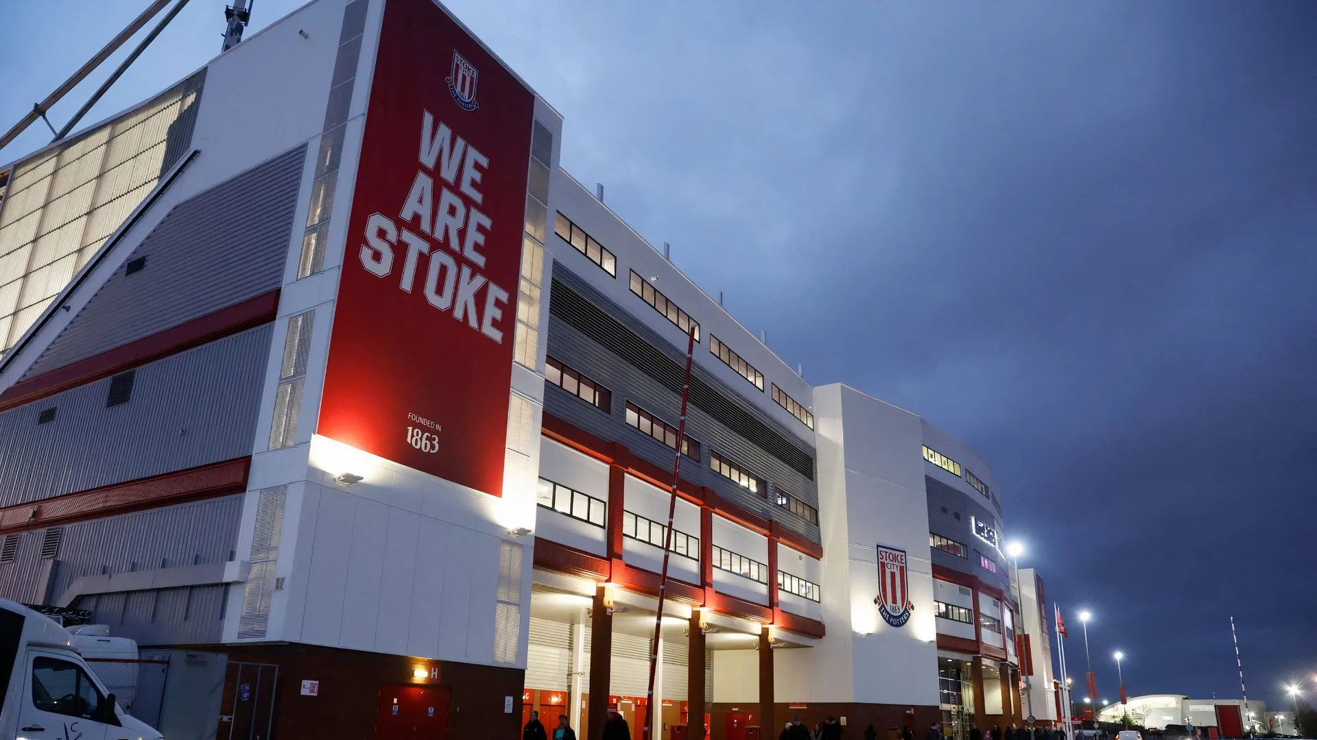 Toàn cảnh sân vận động bet365, sân nhà hiện đại của Stoke City, nhìn từ trên cao.