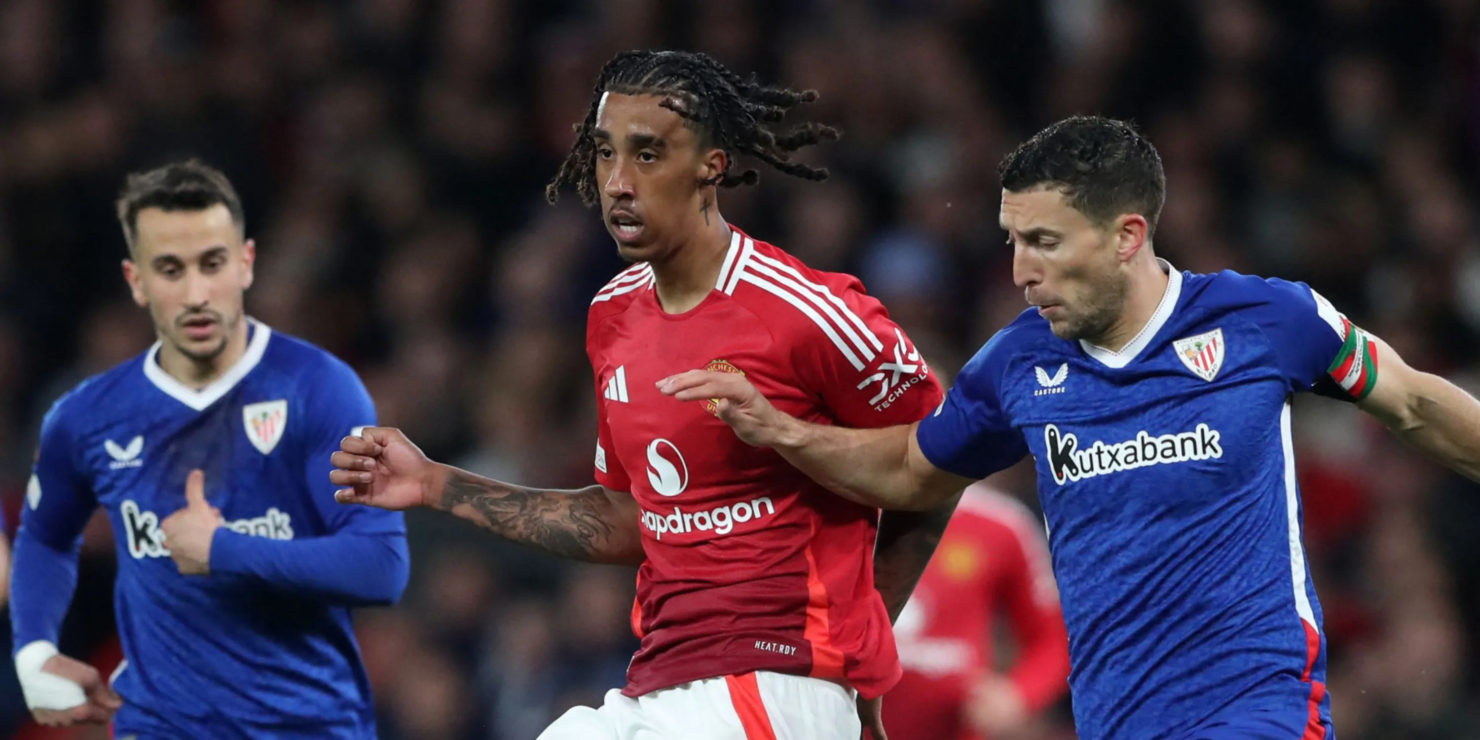 Trung vệ trẻ Leny Yoro của Manchester United trong màu áo câu lạc bộ cũ Lille, thể hiện sự điềm tĩnh và chắc chắn
