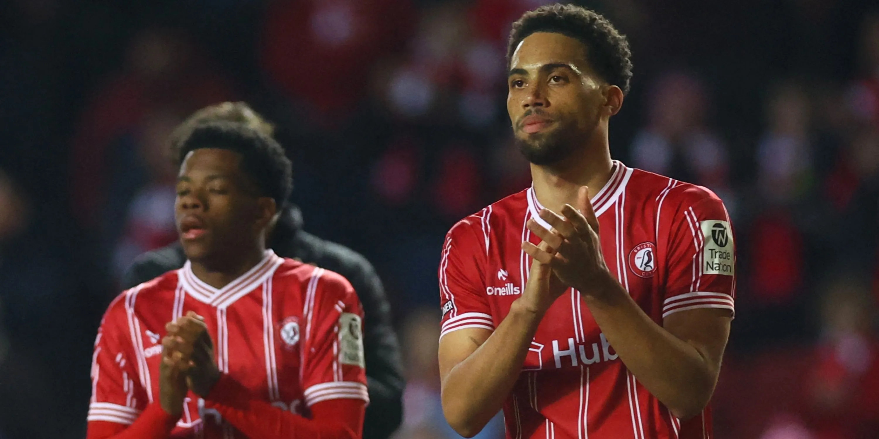 Trung vệ Zak Vyner của Bristol City trong một pha tranh chấp bóng tại Championship