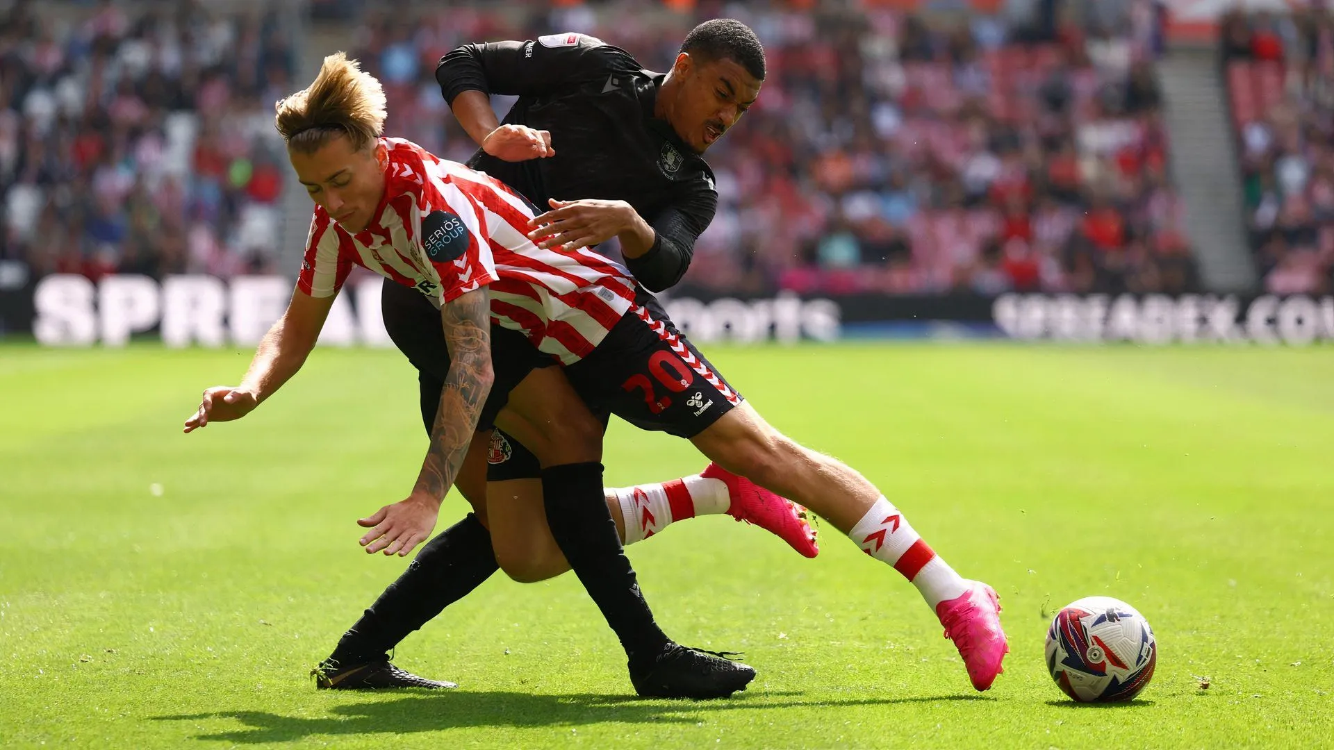 Yan Valery (phải) trong màu áo Sheffield Wednesday đang thu hút sự chú ý từ nhiều câu lạc bộ ở Championship và châu Âu