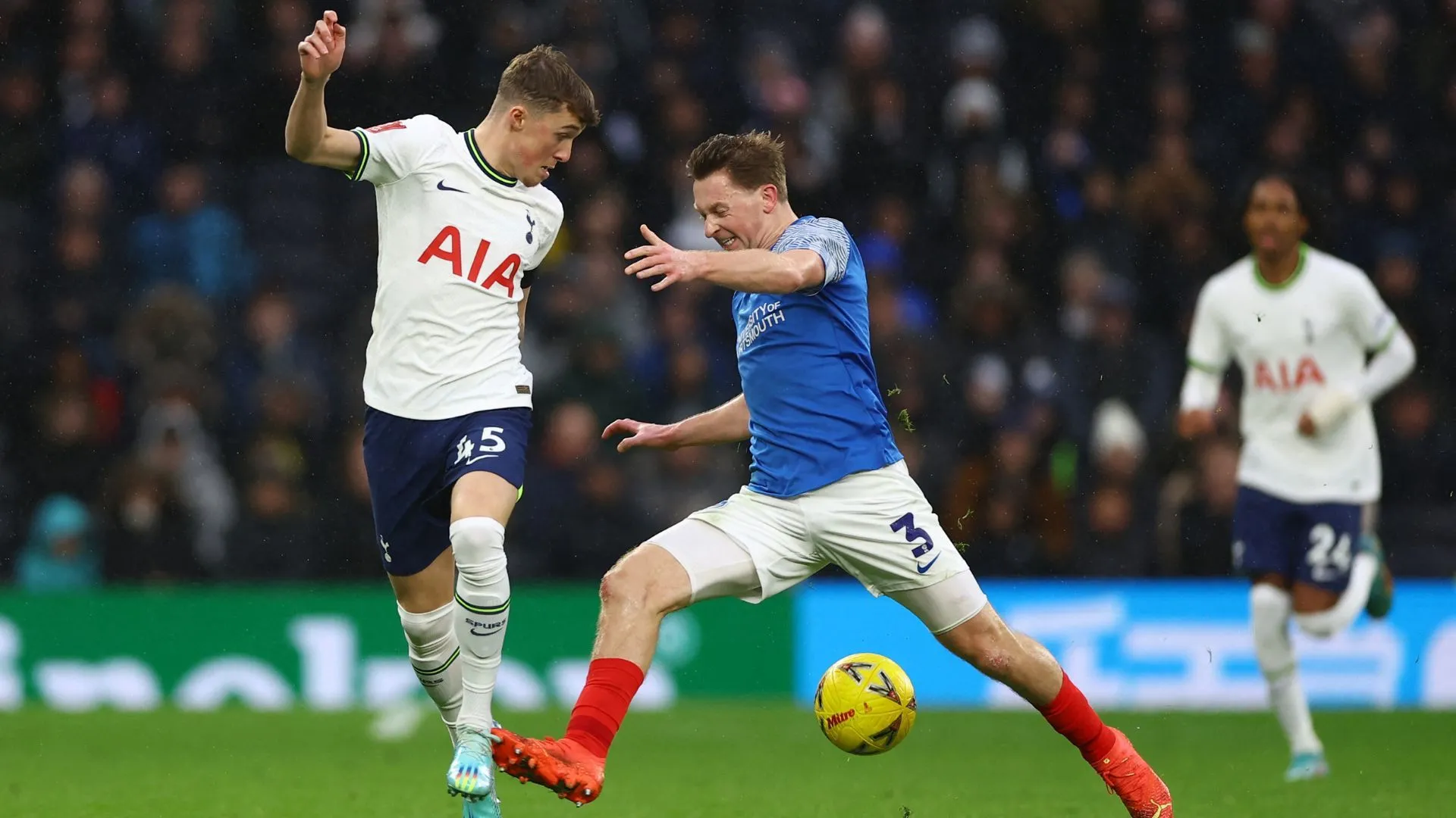 Alfie Devine trong màu áo Westerlo, thể hiện sự đa năng và kỹ thuật
