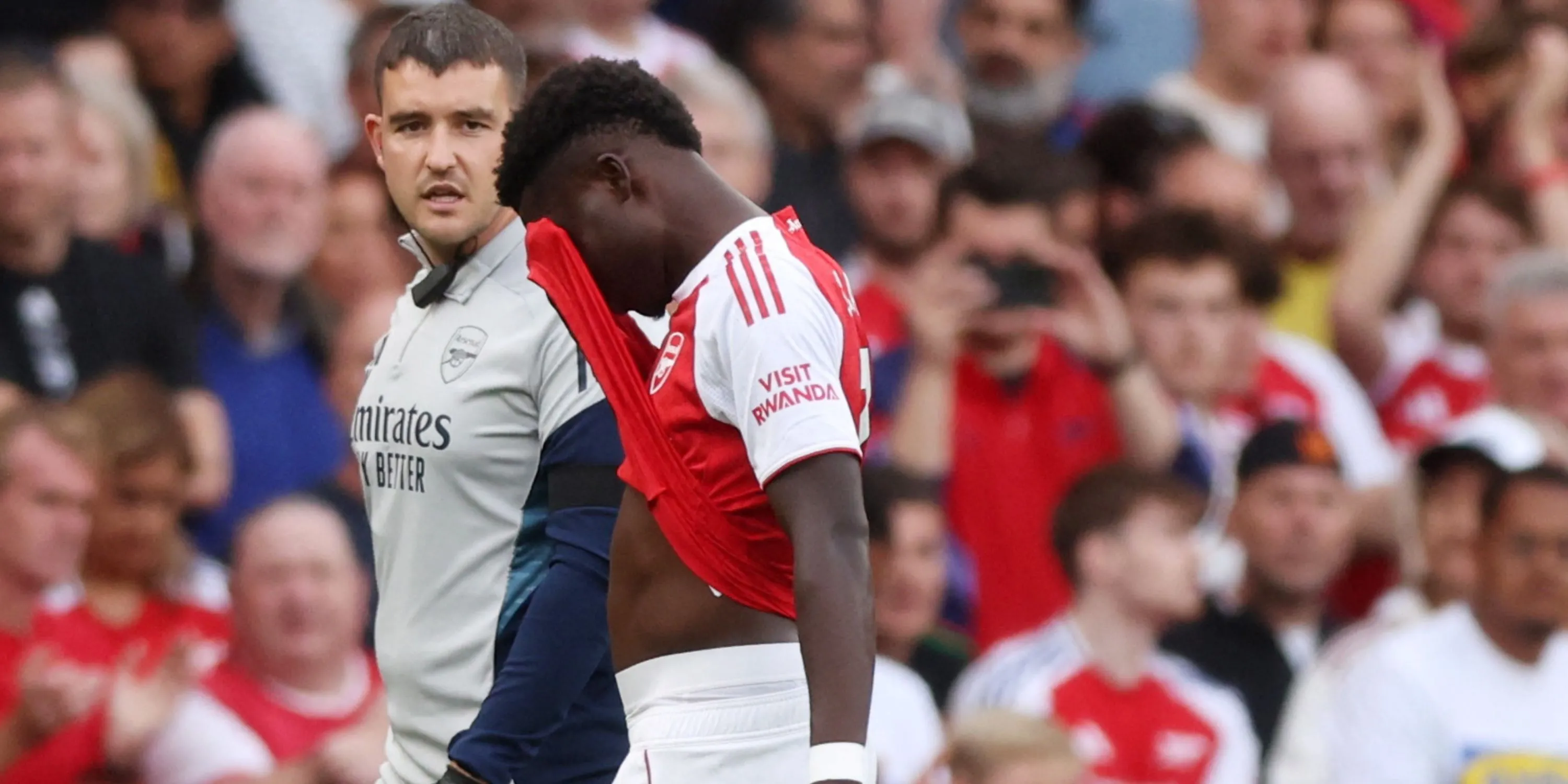 Bukayo Saka ôm chân đau đớn rời sân, đặt dấu hỏi lớn cho tình hình lực lượng Arsenal