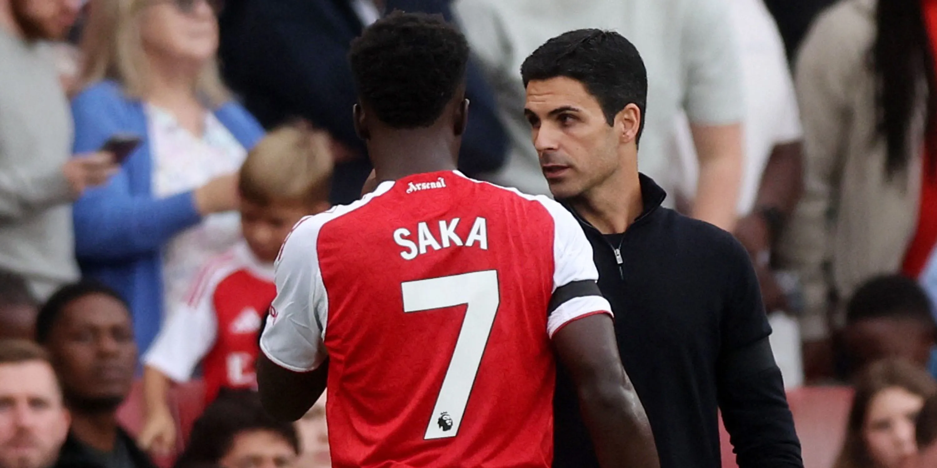 Bukayo Saka và HLV Mikel Arteta lo lắng về chấn thương gân kheo của tiền đạo Arsenal