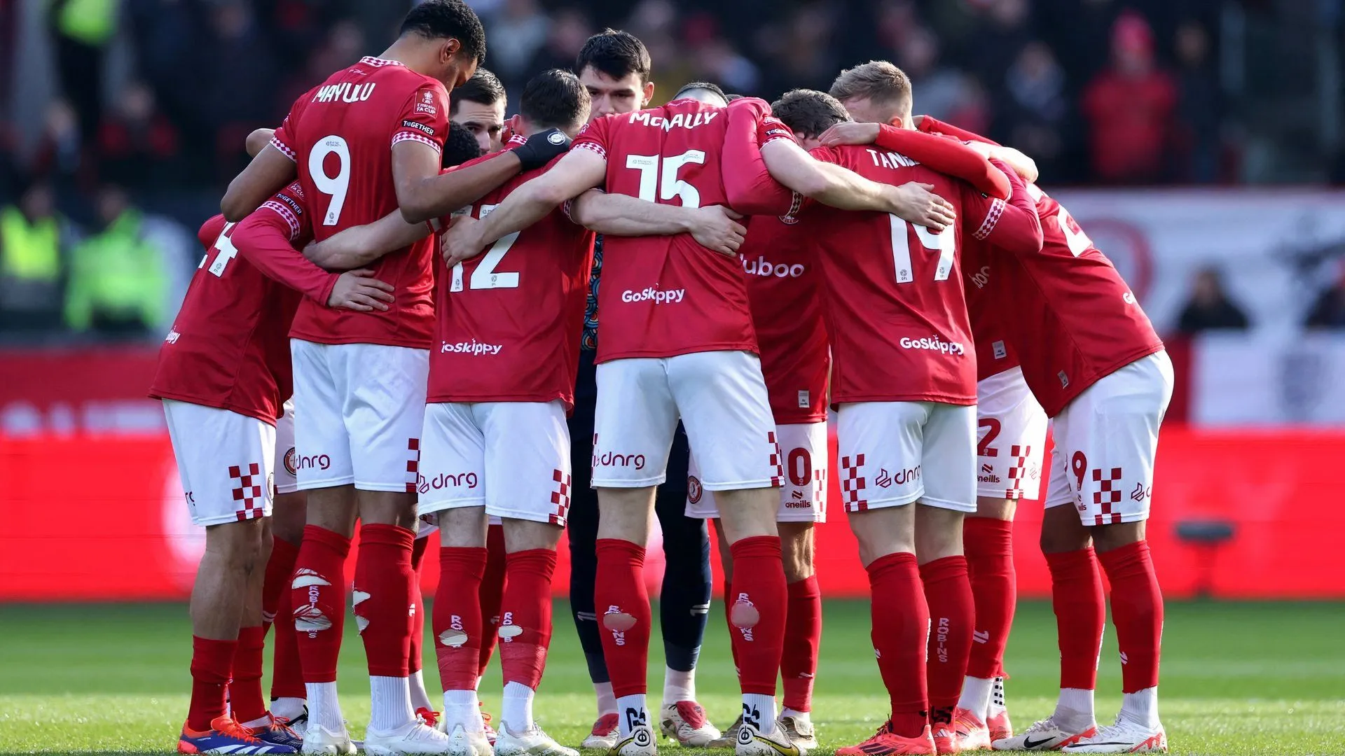 Các cầu thủ Bristol City tập trung thành vòng tròn, thể hiện tinh thần đoàn kết trước trận đấu.