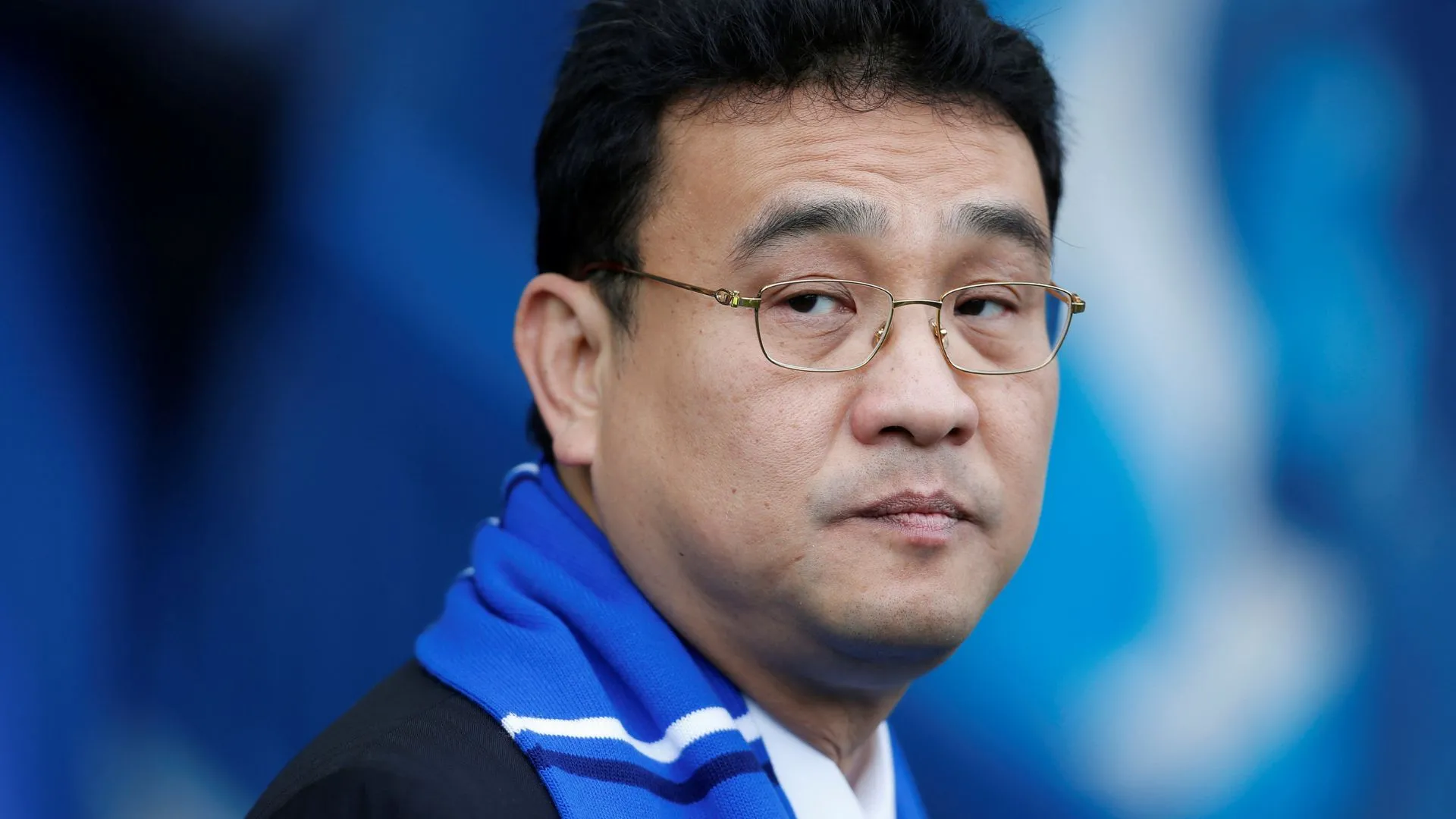 Chủ sở hữu Sheffield Wednesday, Dejphon Chansiri, đang đối mặt với nhiều áp lực từ người hâm mộ.