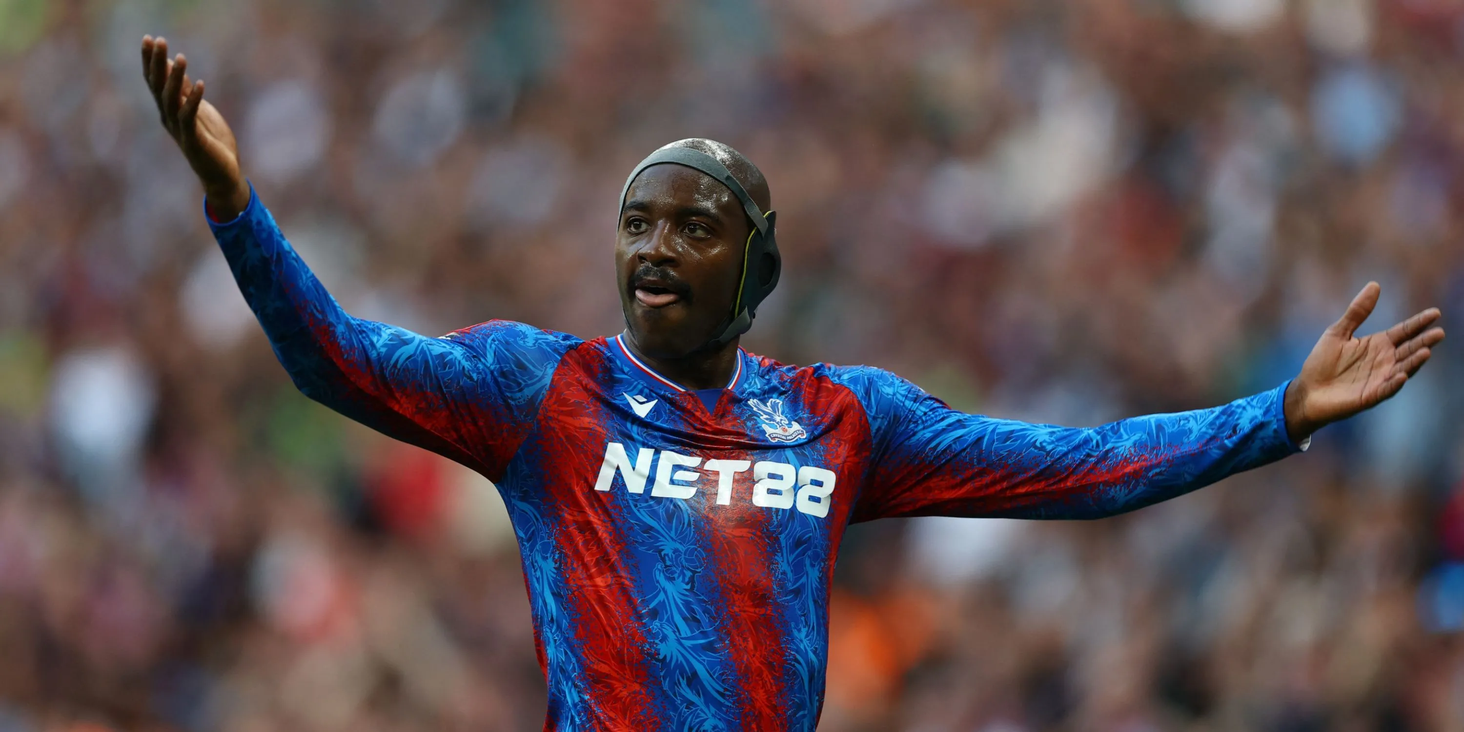 Đội hình ra sân chính thức của Crystal Palace với sự góp mặt của Justin Devenny và vắng Eberechi Eze.