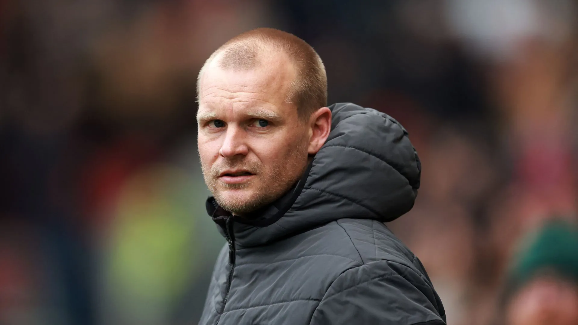 HLV Liam Manning của Norwich City đối mặt thách thức tìm thủ môn số một