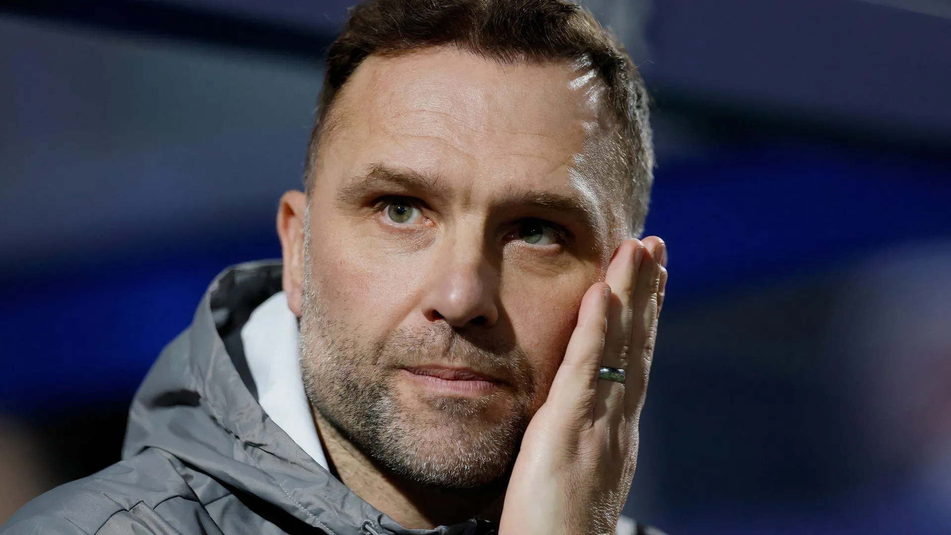 Huấn luyện viên John Eustace của Derby County trên sân, thể hiện tham vọng xây dựng đội hình mạnh mẽ.