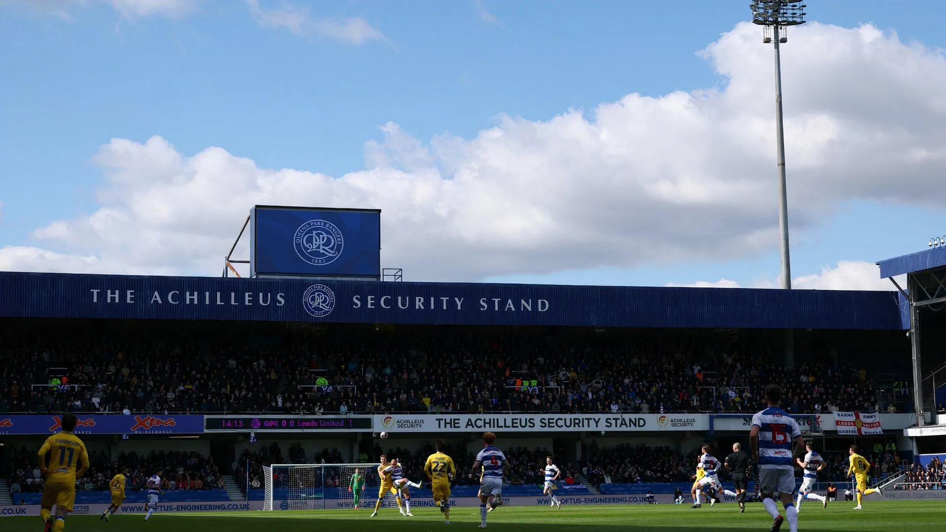 Loftus Road, sân vận động biểu tượng của Queens Park Rangers, nơi diễn ra các trận đấu kịch tính.