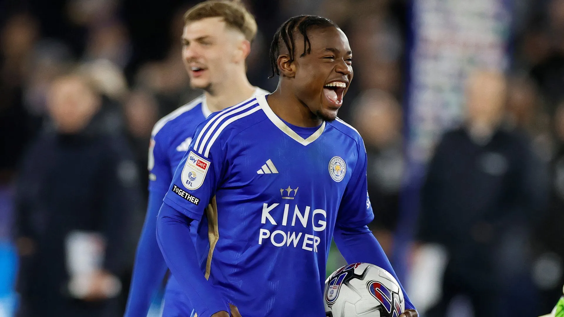 Tiền đạo Abdul Fatawu ăn mừng bàn thắng cho Leicester City.