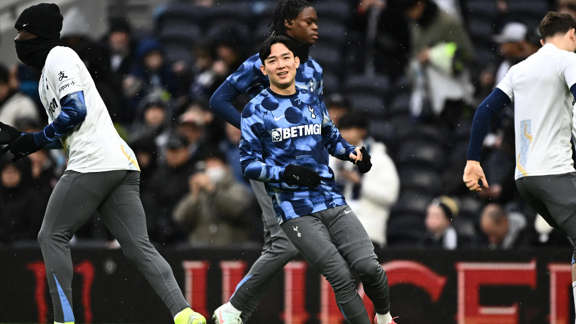 Yang Min-hyeok của QPR khởi động trước trận đấu, thể hiện sự nỗ lực trong quá trình cho mượn