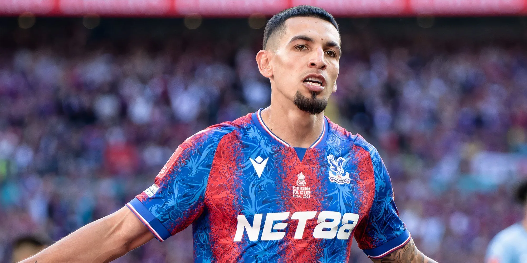 Daniel Munoz, tiền vệ phải Crystal Palace, thể hiện tính đa năng và sự ổn định