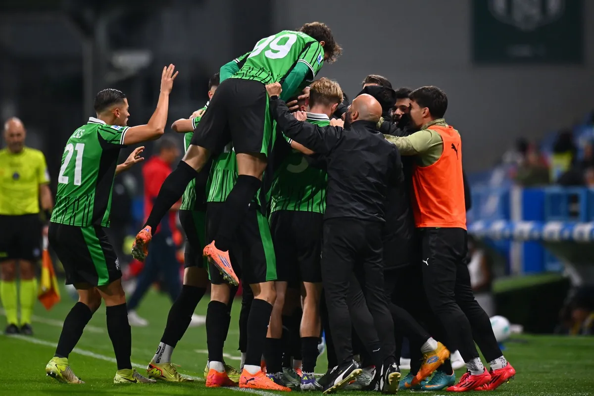 Domenico Berardi của US Sassuolo ăn mừng cùng đồng đội sau bàn thắng 1-1 tại Serie A