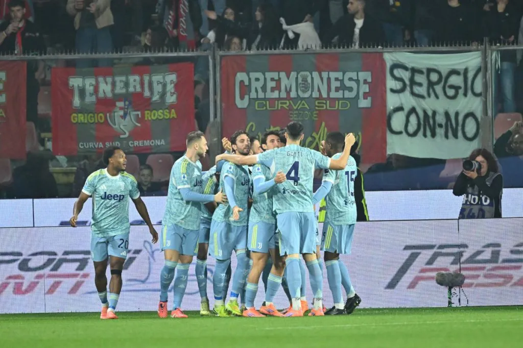 Filip Kostic của Juventus ăn mừng bàn thắng thứ nhất tại trận đấu Serie A giữa US Cremonese và Juventus