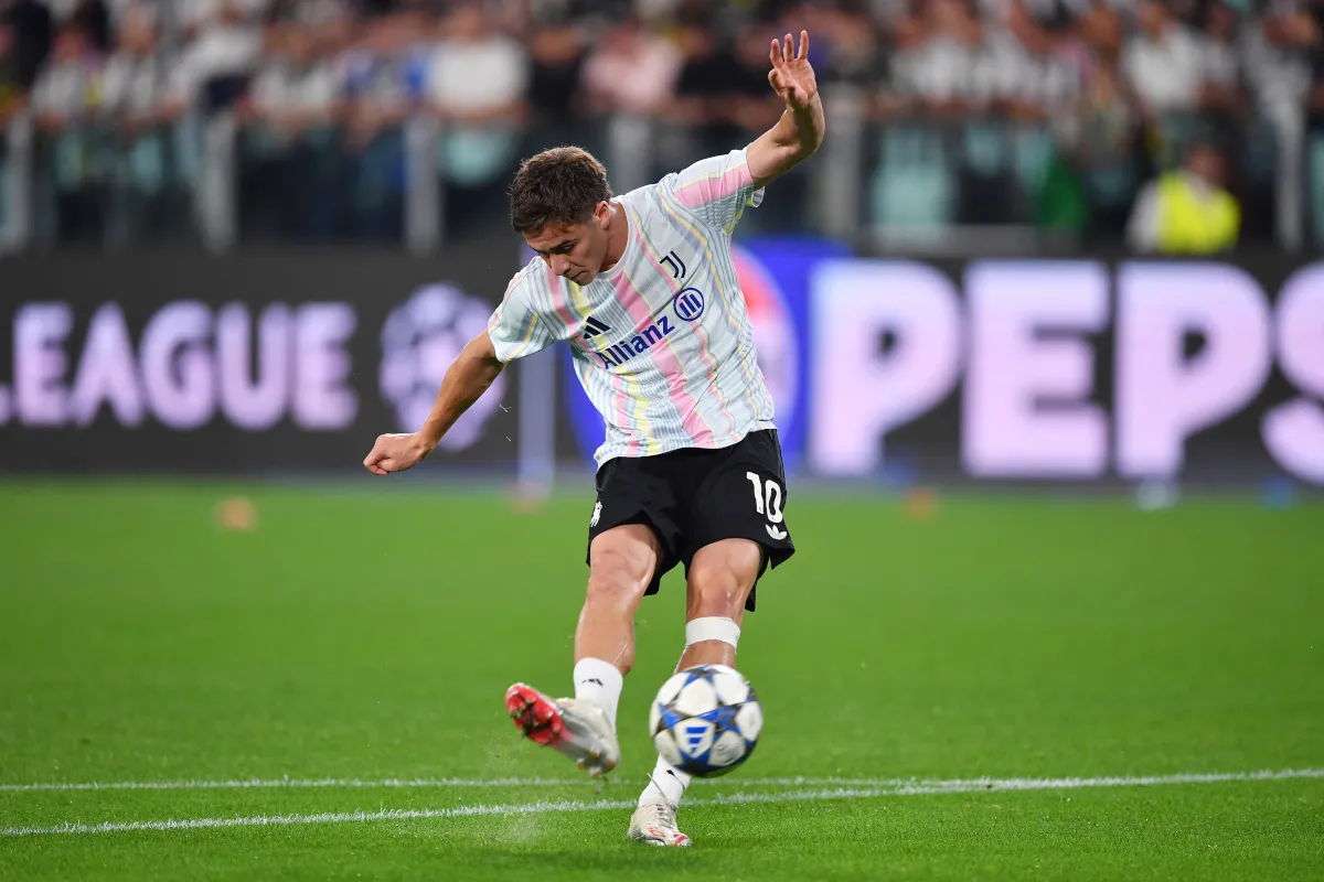 Kenan Yildiz của Juventus trong buổi khởi động trước trận đấu Champions League