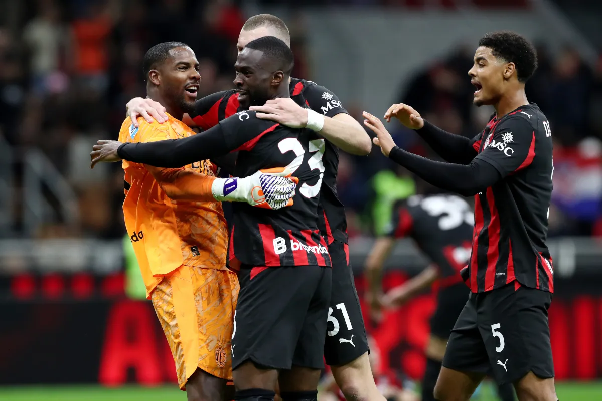 Mike Maignan ăn mừng chiến thắng cùng các đồng đội Fikayo Tomori và Strahinja Pavlovic