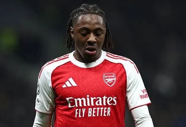 Eberechi Eze di chuyển với bóng