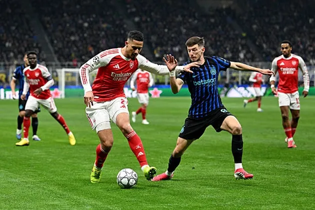 William Saliba chỉ đạo hàng phòng ngự